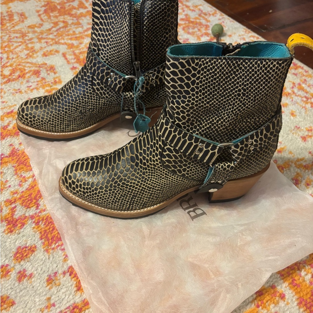 Chic Black and Tan Ankle Boots men or women’s Boot. - Picture 3 of 9